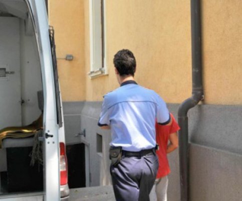 Individul care a violat o femeie în Valu lui Traian a fost prins şi arestat